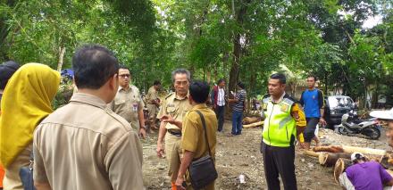 WAKIL BUPATI DAN CAMAT PUNDONG MENINJAU LOKASI YANG TERKENA DAMPAK BENCANA BANJIR DAN TANAH LONGSOR 